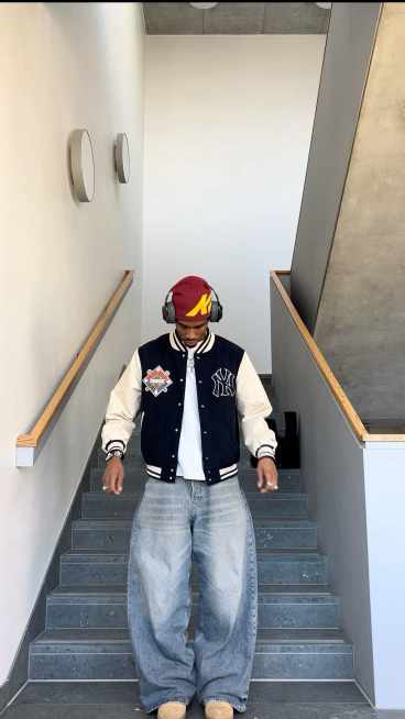 Cropped jacket with baggy jeans