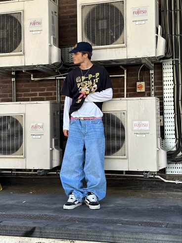Y2K inspired baggy jeans